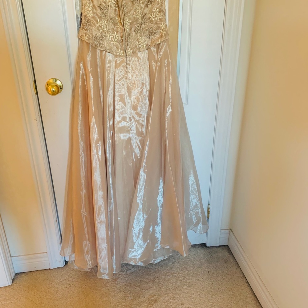 Dress - Picture 4 of 4